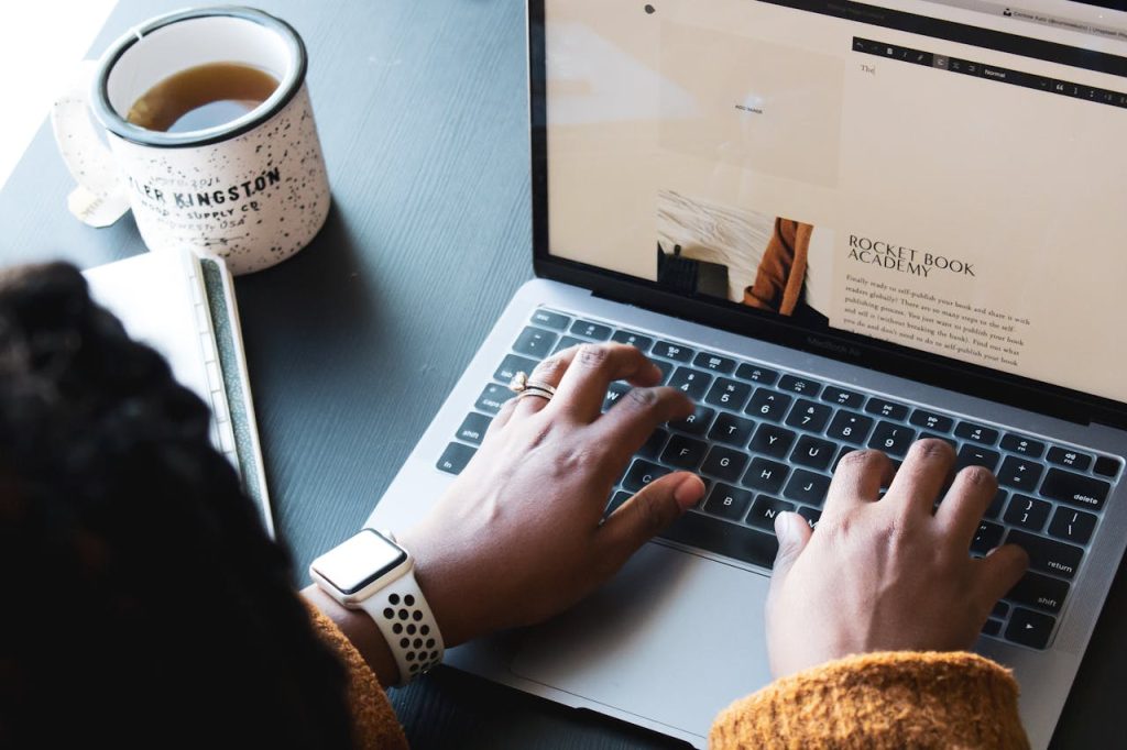 Diseñadora web estratégica revisando proyectos del Kit Digital para autónomas y empresas