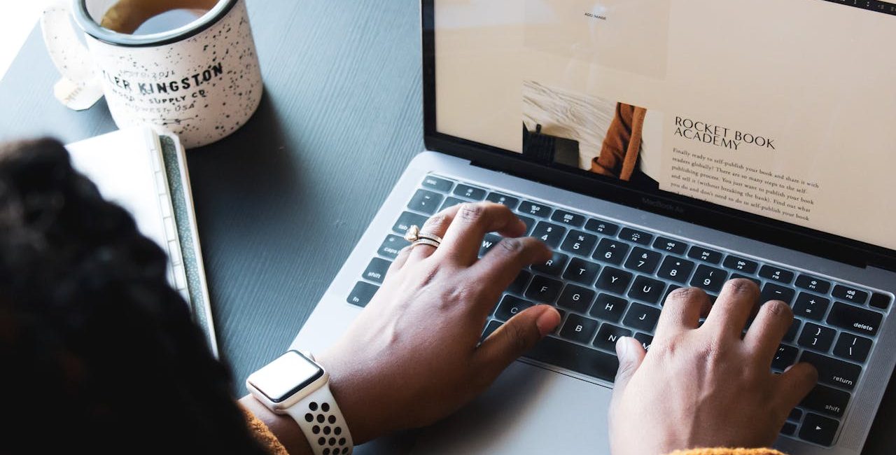 Diseñadora web estratégica revisando proyectos del Kit Digital para autónomas y empresas